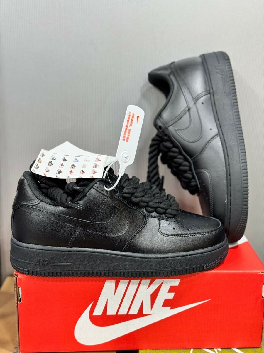 Air Jordan rouge blanc Nike blanc noir  nike noir