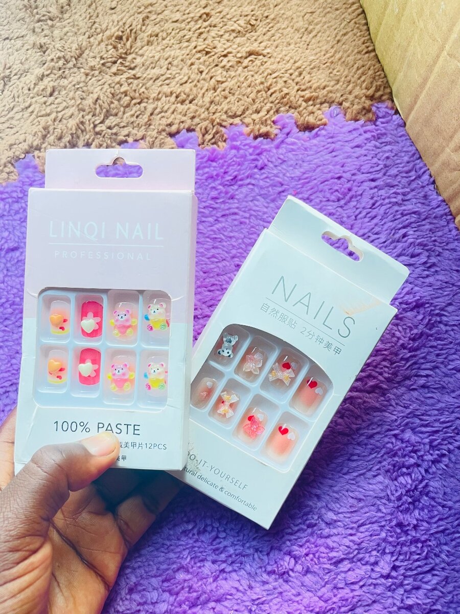 Press on nails (short)