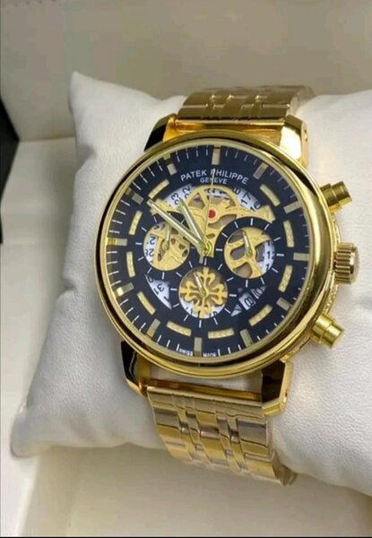 Montre chronographe dorée luxe