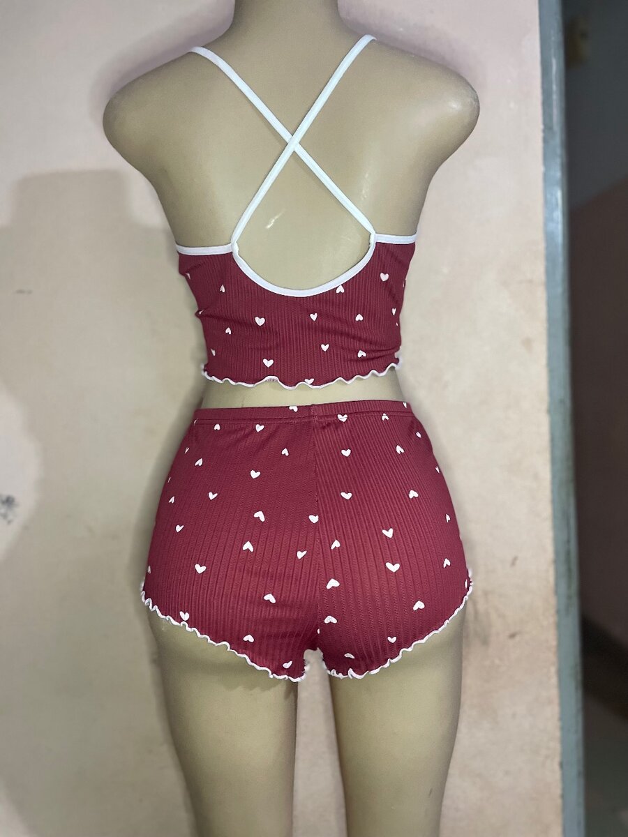 Pyjama court rouge à motifs cœur