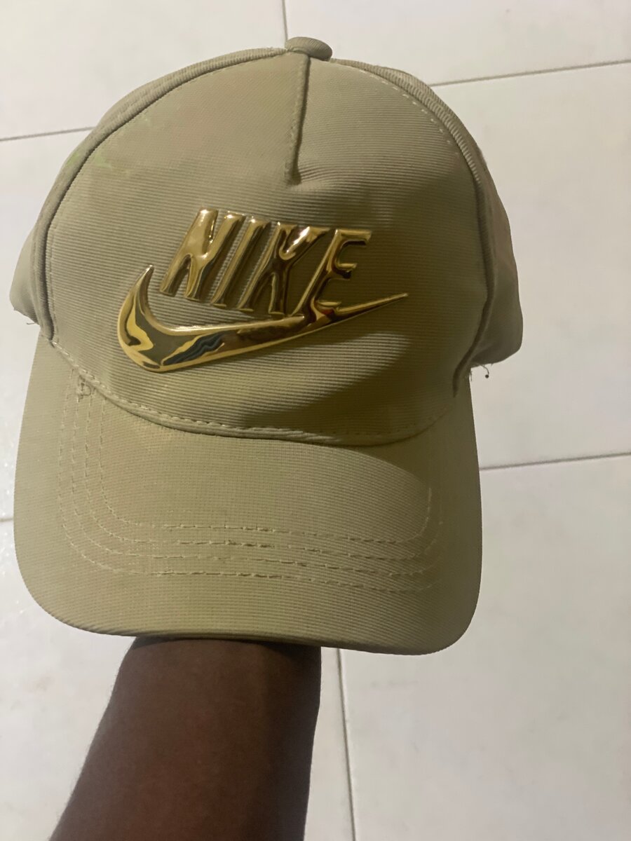 Casquette Nike élégante dorée