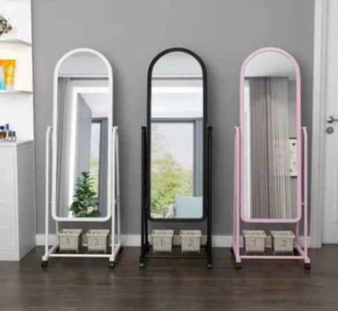 Miroir sur pied en métal