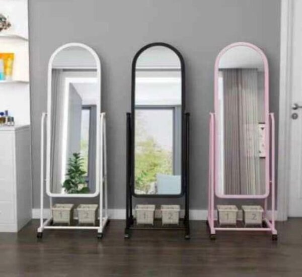 Miroir sur pied en métal