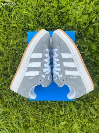 Sneakers en daim gris tendance