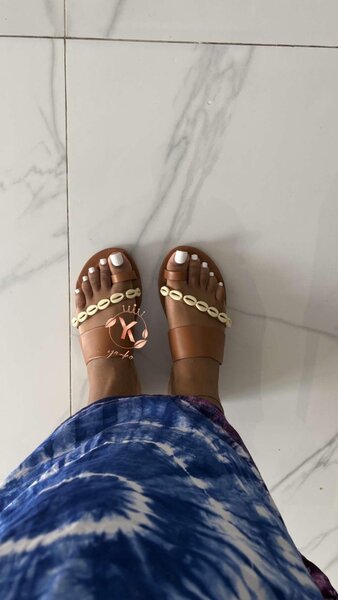 Sandales en cuir avec coquillages