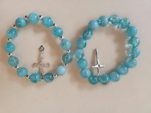 Bracelets en perles avec croix
