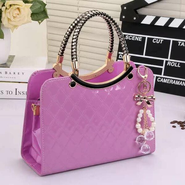 Sac à main violet en cuir