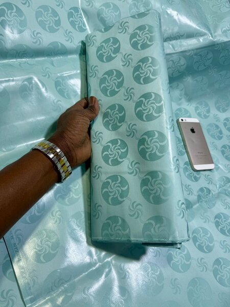 Tissu Adinkra en soie bleu clair