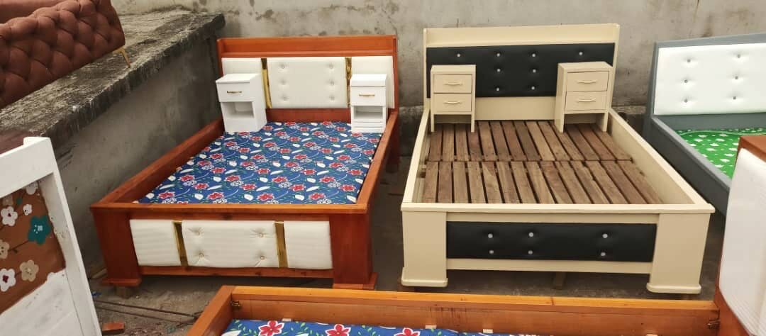 Lit double avec chevets intégrés