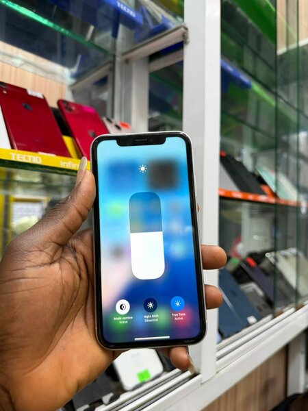 iPhone XR 64GB 2nd main