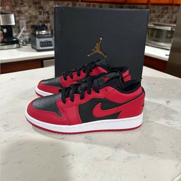 Jordan 1 low (red and black)