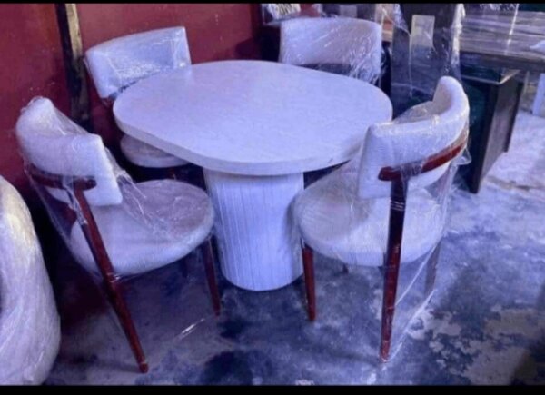 Ensemble table et chaises moderne