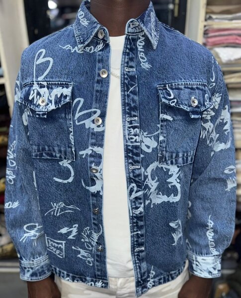 Veste en jean imprimé graffiti