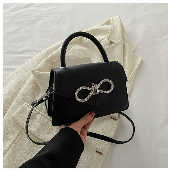Stylish and fashionable women's bag black