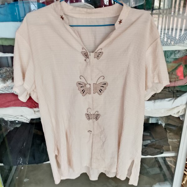 T-shirt en coton brodée papillons