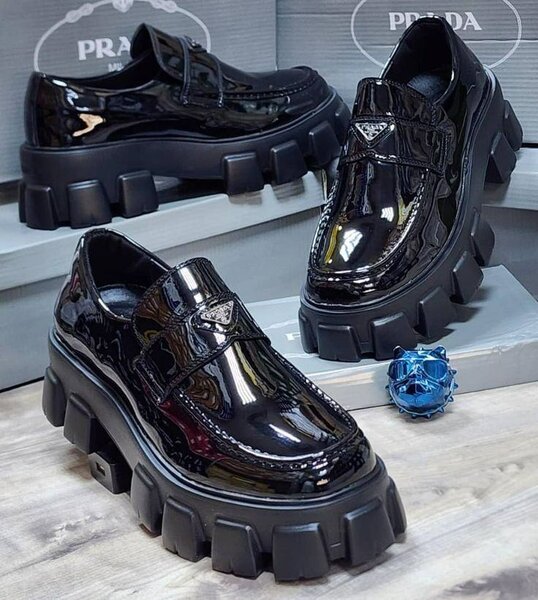 Chaussures Prada en cuir noir