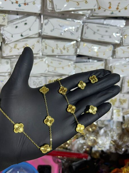 Collier élégant en or plaqué