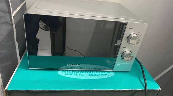 Four à micro-ondes Hisense H25MOM37H