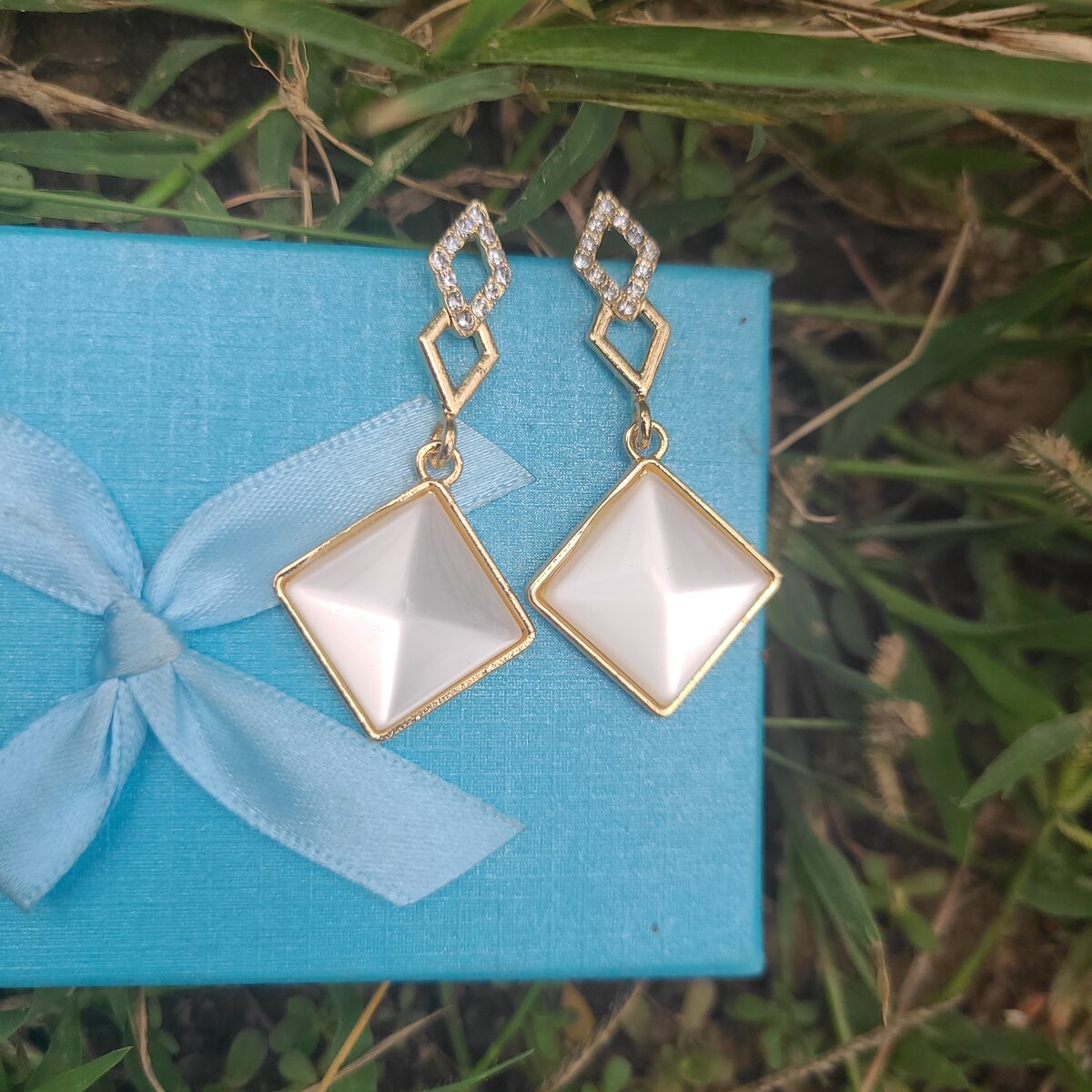 Dangling cream earrings