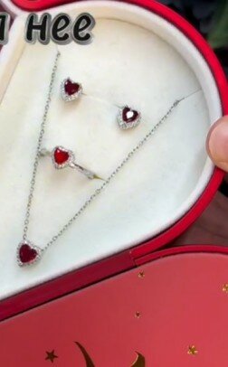 Набор украшений в изящной подарочной коробке