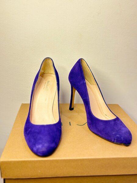 Escarpins en daim violet élégants