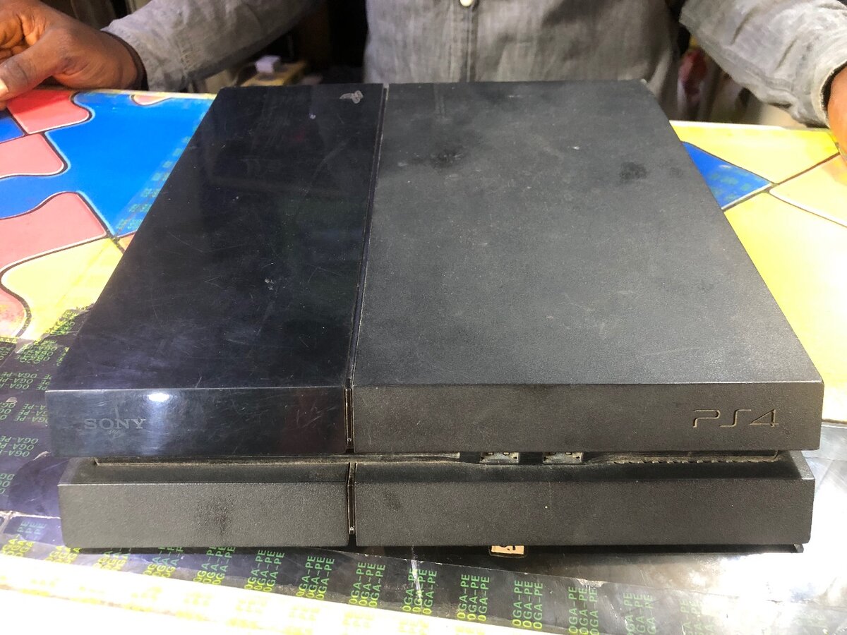 Play station 4(ps4) slim 7 Games One controller 500GB