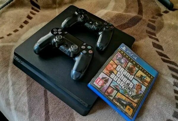 Console PS4 avec jeu GTA V