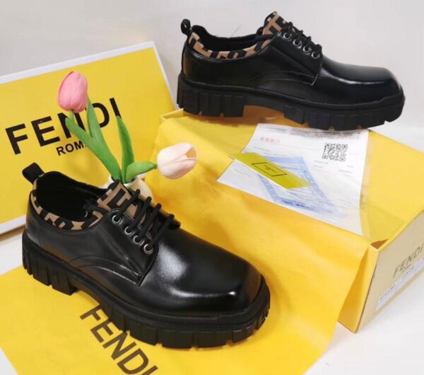Chaussures en cuir noir élégantes