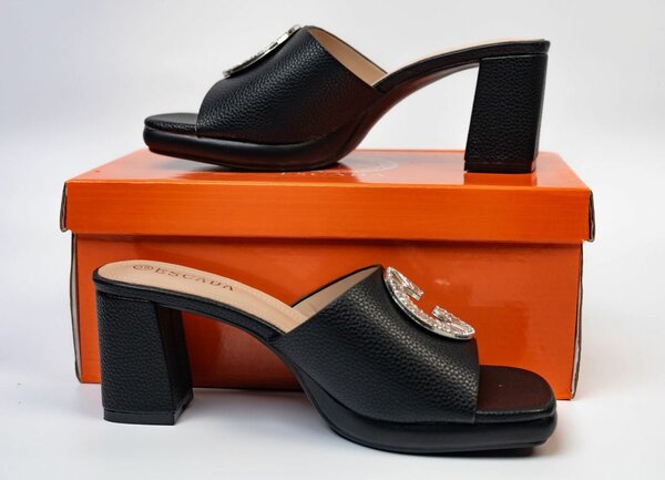 Sandales à talons noires élégantes