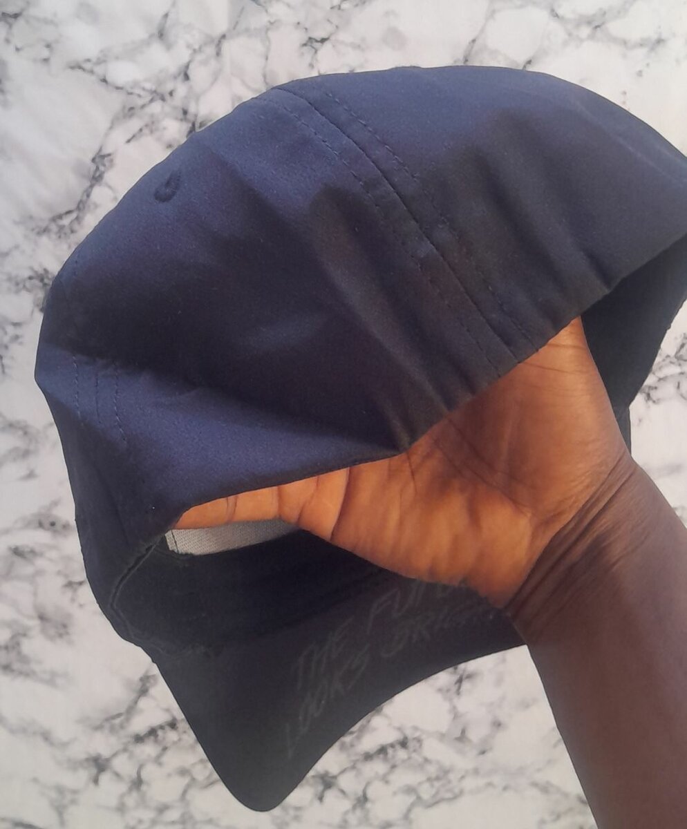 Casquette noire moderne