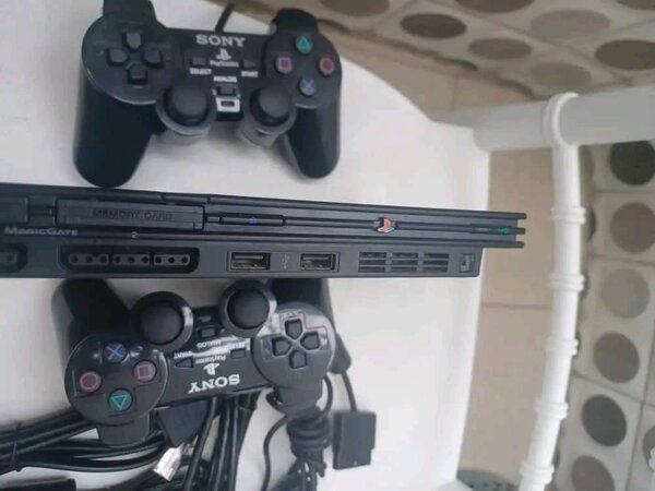 Console PS2 avec 2 manettes