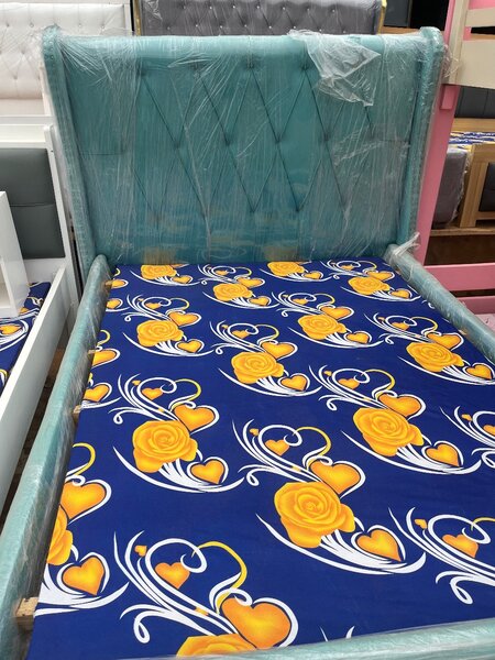 Lit double rembourré élégant