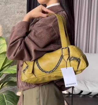 Эффектная яркая сумочка от BERSHKA