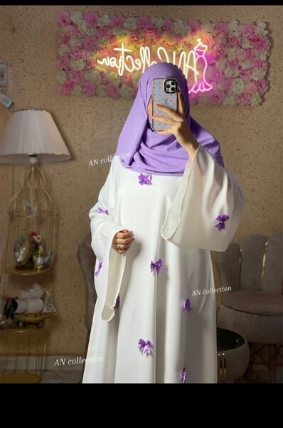 Robe blanche avec nœuds violets