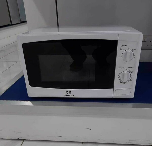 Micro-ondes compact puissant