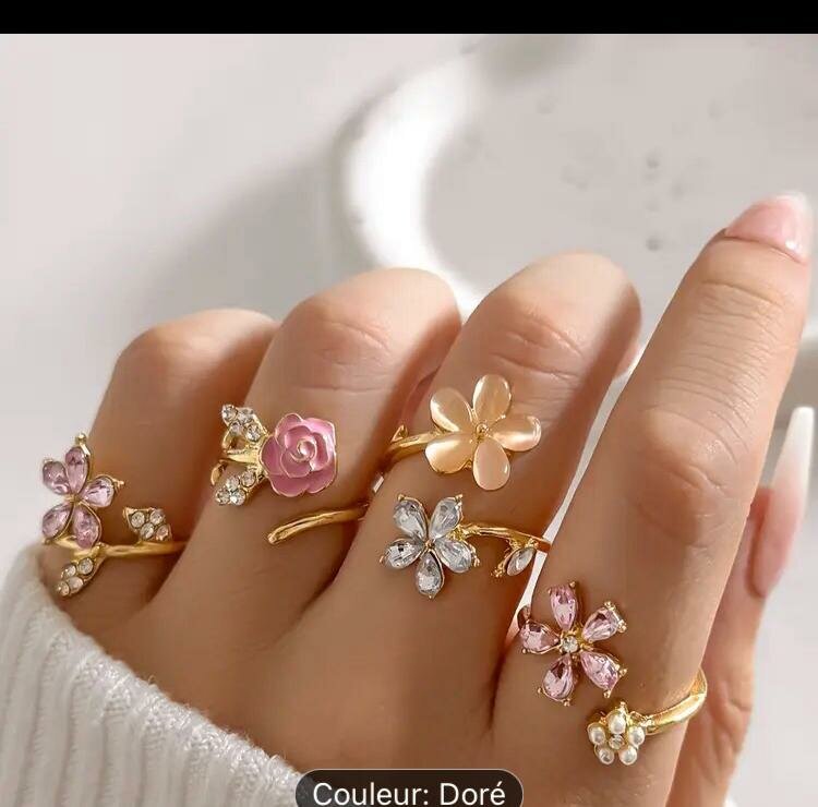 Bague dorée fleur élégante
