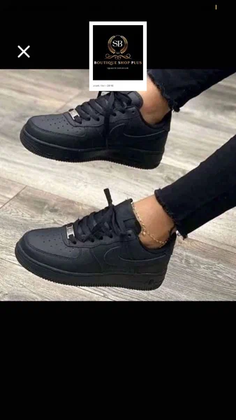 Basket NIKE AIR FORCE  couleurs blanche et noir authe