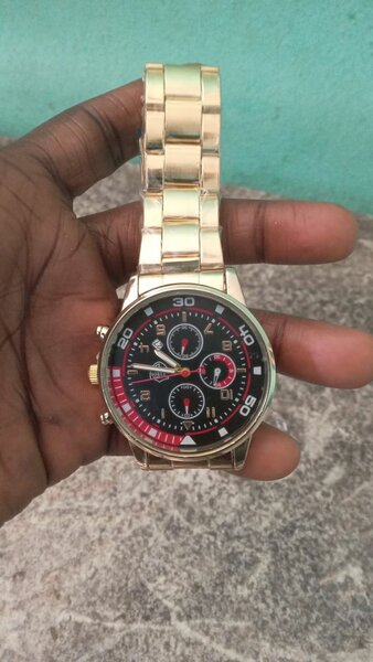 Montre en Acier Doré Élégante