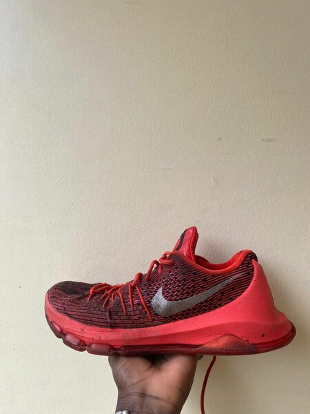 Chaussure de sport rouge