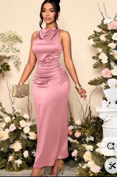 Robe longue élégante en satin rose