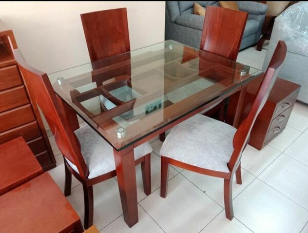 Table à manger en bois avec chaises