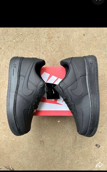 Baskets noires minimalistes