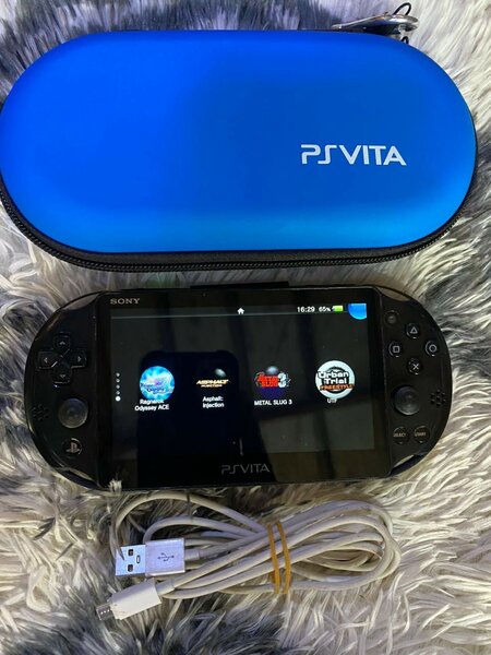LA PSVITA SLIM DÉJÀ CRAQUER   ET 30JEUX UNE SACOCHE