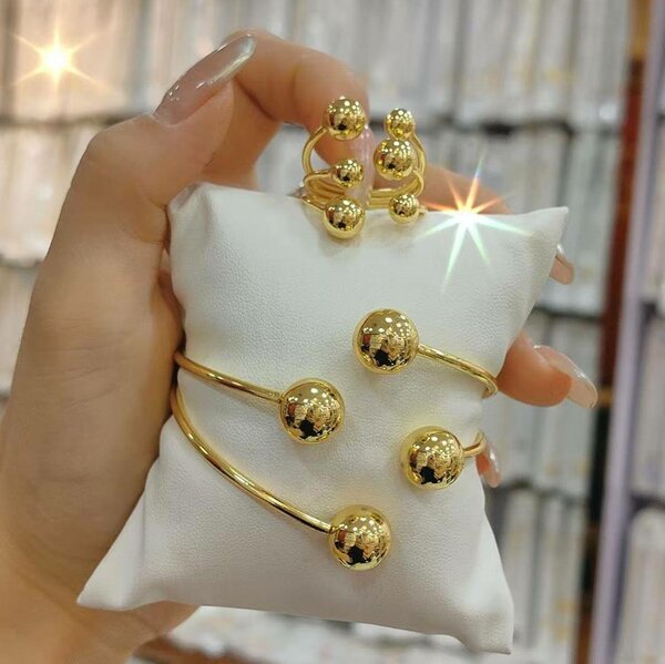 Parure élégante dorée