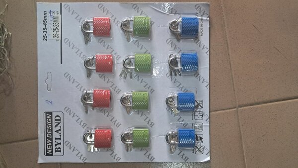 Ensemble de cadenas colorés