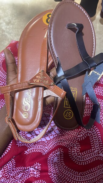 Sandales élégantes et brillantes