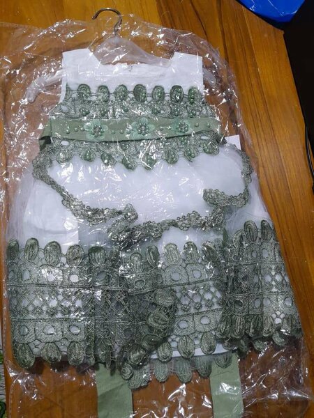 Robe d'enfant en gros détail