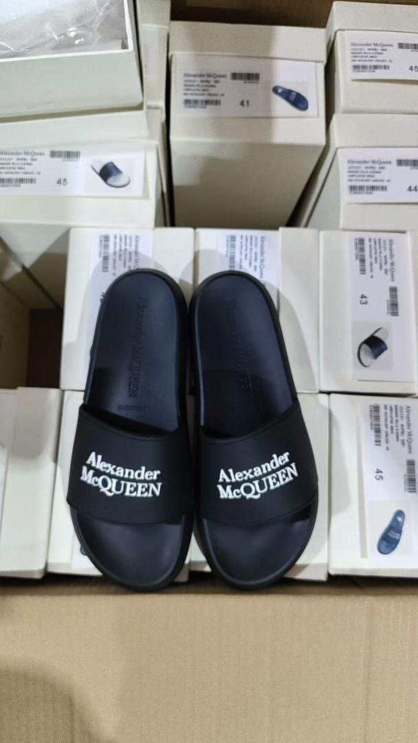 Tongs Alexander McQueen élégantes