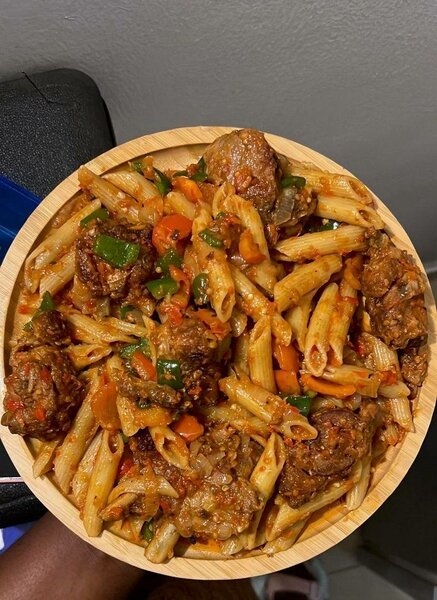 Pasta épicée avec boulettes