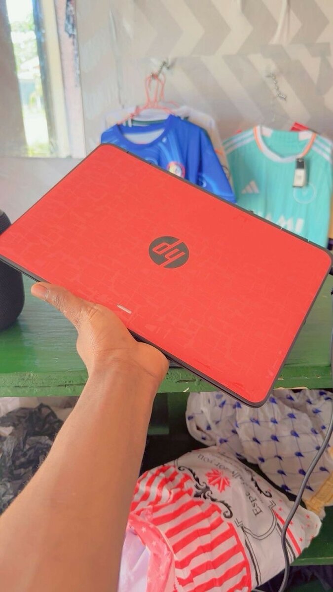 Ordinateur portable HP rouge compact